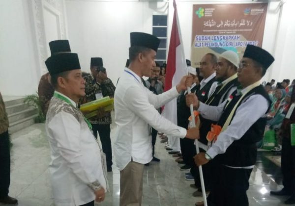 Jamaah Calon Haji Dan Petugas, Kloter 5 Madailing Natal Berangkat Dari Embarkasi Medan