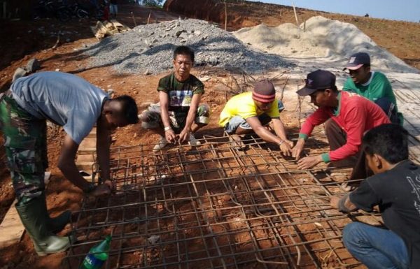 Rakit Besi Cor Box Culvert, Satgas TMMD Kebut Pekerjaan