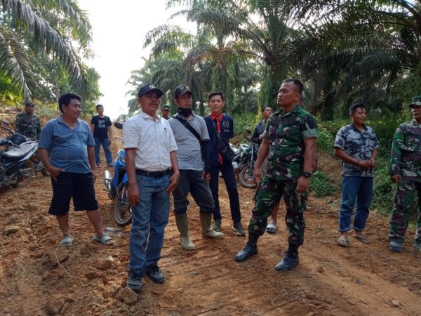 Jalin Sinergitas Antar Sesama, Dandim 0401/Muba Komsos Dengan Tokoh Masyarakat Desa SP3 Bukit Sejahtera