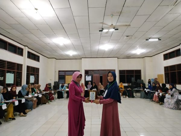 dr. Zam Zanariah Isi Pembekalan LKK Kohati Cabang Kota Bumi