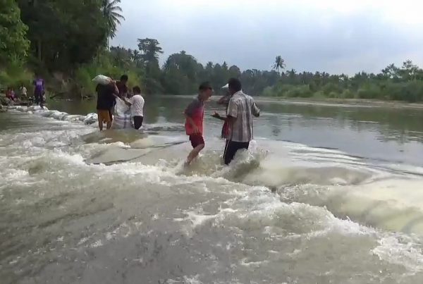 Kesal Tak Pernah Dapat Respon Pemerintah, Warga Sripurnomo Bangun Tanggul Darurat Pake Karung Bekas