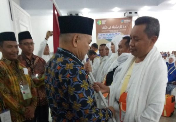 Plt. Bupati Pak Pak Barat Lepas Calon Jamaah Haji Kloter 8 Sumatera Utara