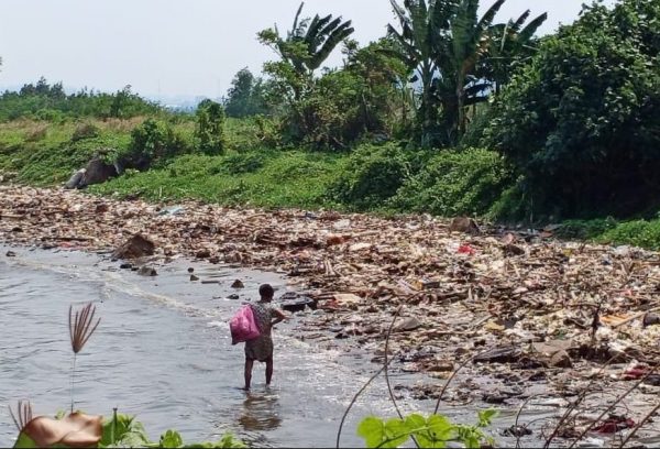 Sampah dan Limbah Industri Menjadi Perhiasan Pantai Pesisir Teluk Lampung