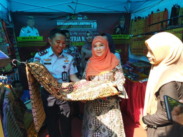 Kain Tapis Karya Napi Lapas Gunung Sugih di Pamerkan di Correctional Fair 2019 Lampung Walk.
