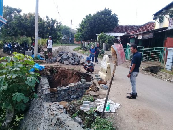 Meski ‘Siluman’, Dinas PUPR Lampura Kerjakan Gorong-Gorong Ambrol