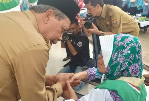 Bupati Loekman Lepas 385 Jamaah Haji Kloter 37