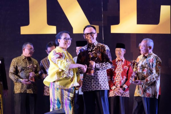 Raden Adipati Surya Terima Penghargaan Indikator Komitmen Terciptanya Daerah Layak Anak