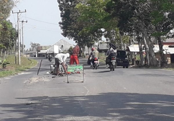 Proyek Peningkatan Jalan Simpang Empat Blambangan Umpu Rp9,3 Miliar Diduga Asal Jadi dan Asal Untung