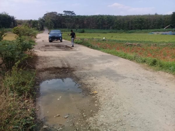 Jalan Lingkar Kabupaten Penghubung Dua Desa di Kotabumi Utara Nyaris Terisolir