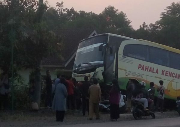 Bus Hino Maut Hilang Kendali Gilas Terios Kabid Perkim Mesuji