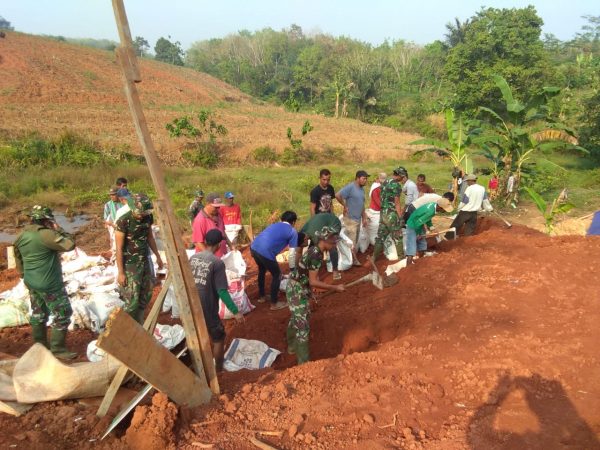 Kekompakan Tim Satgas TMMD 105 Desa Batunangkop Tidak Pupus Hingga Program Berakhir