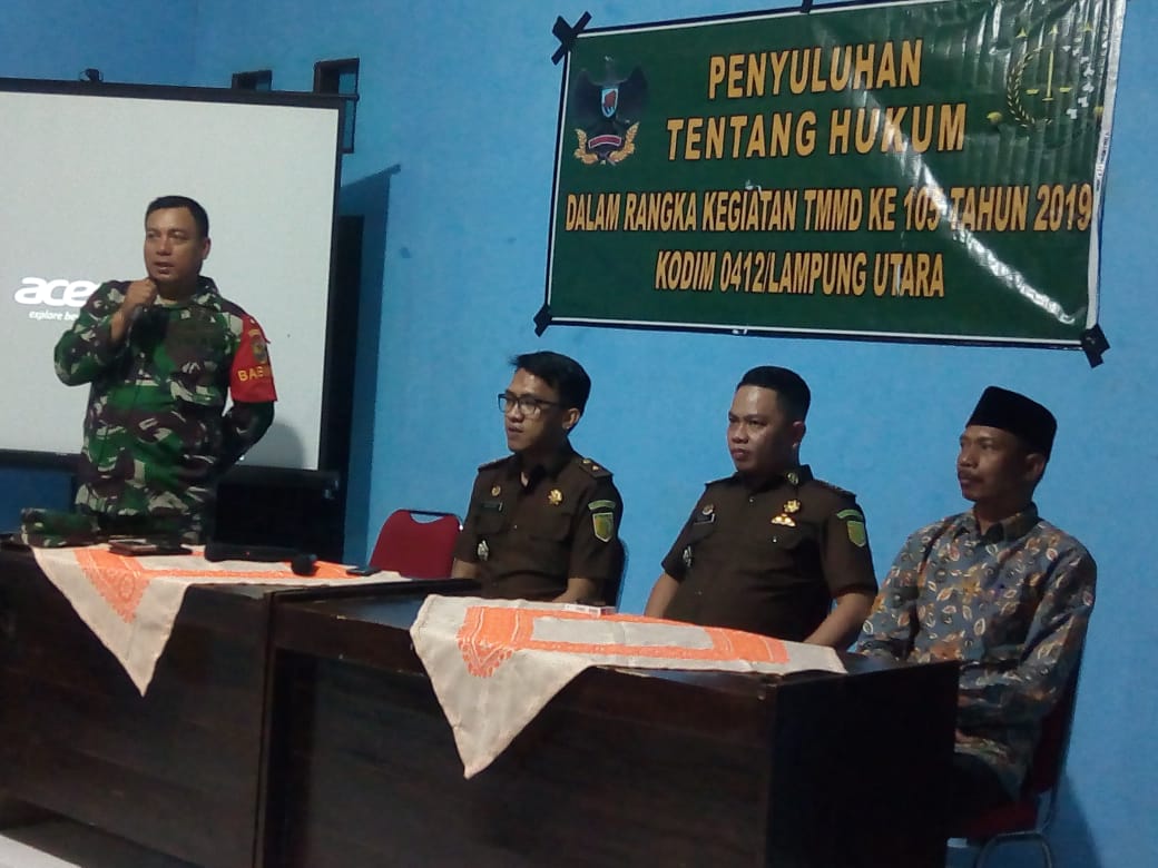 Kejari Lampura Beri Penyuluhan Hukum dalam TMMD ke-105