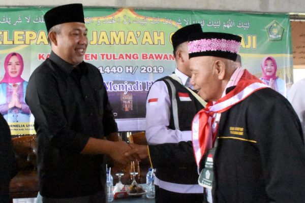 Umar Ahmad Lepas Keberangkaran Calon Jamaah Haji Cloter 58 dan 64