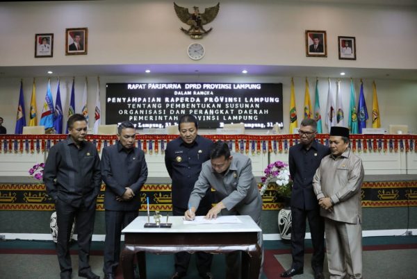 Gubernur dan Ketua DPRD Lampung Tandatangani Raperda LKPJ 2018