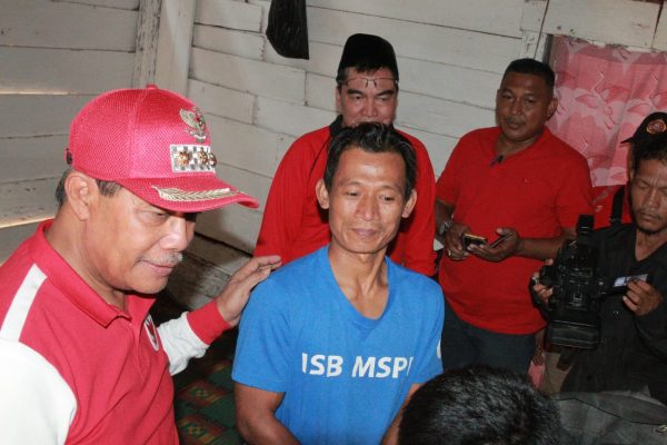 Loekman Kunjungi Rumah Dadang Yang Miskin di Rumbia