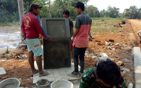 Jelang Berakhir Program TMMD ke-105, Satgas Bangun Tugu Prasasti
