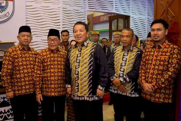 Gubernur dan Rombongan Makan Malam di Stand Pemda Mesuji, Plt Bupati Saply Tersanjung