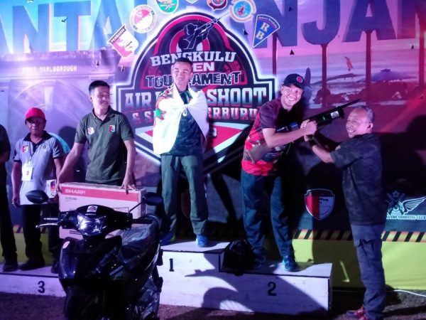 Usai Berlaga di Turnamen Piala Gubernur Bengkulu Koptu Marinir Heri Noviansyah Terima Reward Danbrigif 