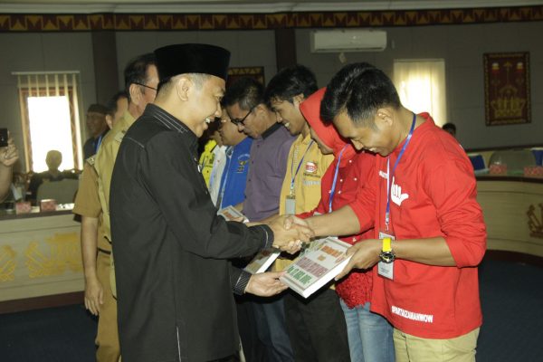 Bupati Lampura Agung Serahkan Bantuan Dana Partai