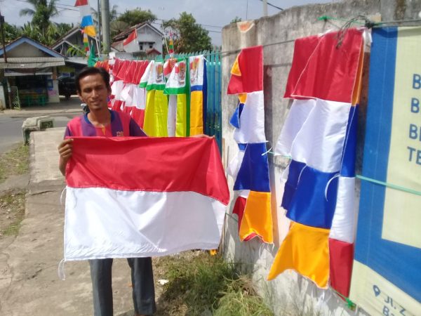 HUT RI Berkah Bagi Penjual Umbul-Umbul Dadakan di Lampung Utara