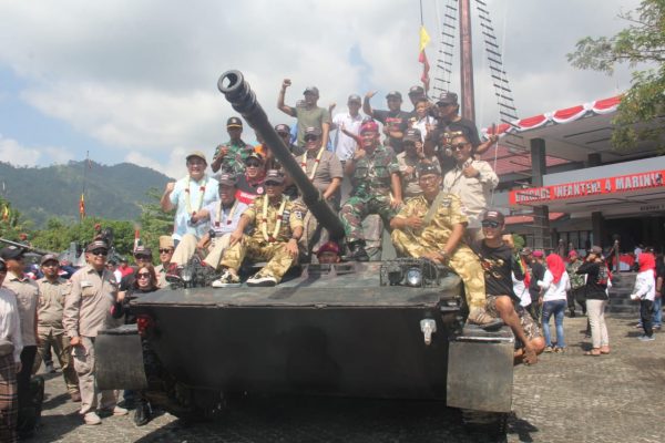 Tank Tempur Brigif 4 Marinir Piabung Semarakkan Pawai Nusantara Lampung