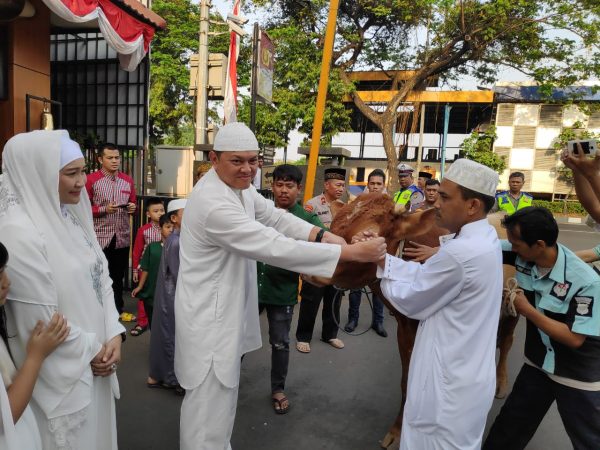 Sholat Idul Adha Berjamaah, Polres Jakbar Serahkan 49 Ekor Sapi dan 22 Ekor Kambing