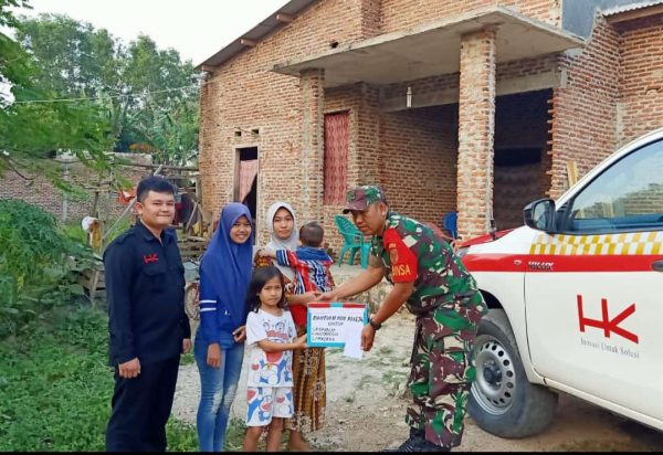 Babinsa Serda Ridwan Beri Kado Spesial buat Anak Wartawan Yang Bernama Republik, Indonesia dan Merdeka