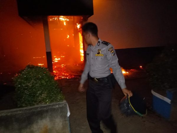 Bangunan SMP N 1 Sungkai Selatan Terbakar, Personil Polres Lampung Utara Bantu Padamkan Api