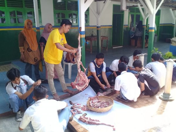 Infak Rp500 Rupiah, Pelajar SMA 1 PGRI Kotabumi dan Dewan Guru Sembelih Tujuh Hewan Qurban