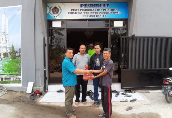 PWI Banten Bagikan Daging Qurban di Jurnalis Bording School Krotek Cilegon