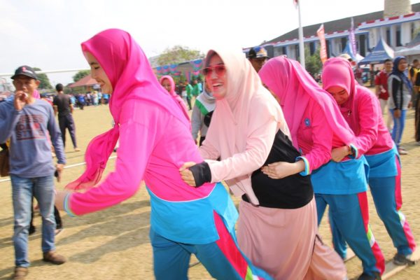 Kalah Lomba Terompah, TP-PKK Lampura Raih Juara Tarik Tambang HUT Kemerdekaan ke-74 RI