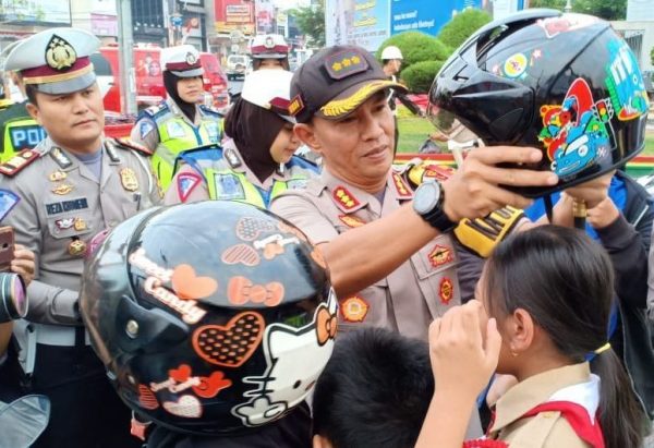Sambut HUT RI, Polresta Bandar Lampung Peduli Keselamatan Bagikan Helm