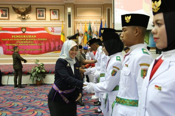 Nunik Kukuhkan Paskibraka Provinsi Lampung 2019