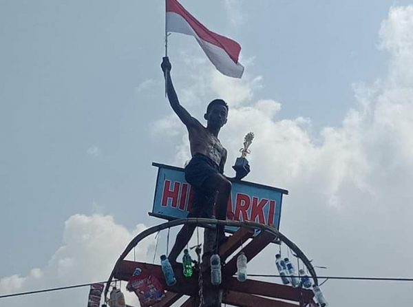 Peringati HUT ke-74 RI, Kimal Lampura Gelar Panjat Pohon Pinang Trisila TNI-AL