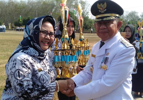 HUT RI 74, Bupati Tubaba Serahkan Penghargaan Guru Berprestasi