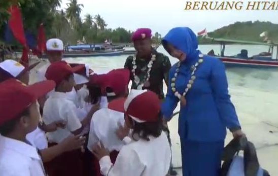 Marinir Yon 9 Piabung Upacara HUT RI 74 di Pulau Tegal