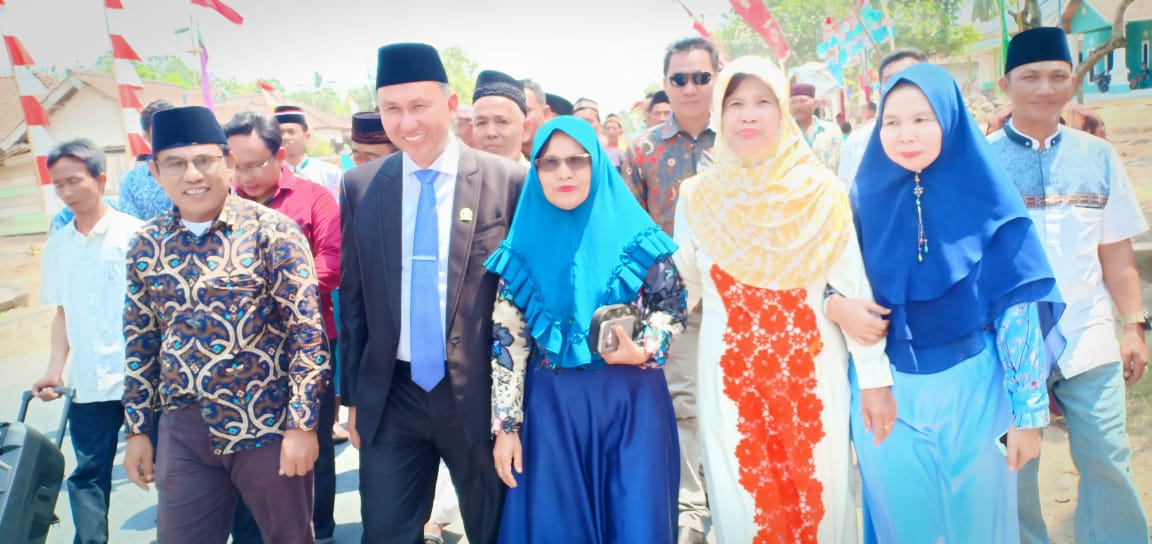 Usai Dilantik Jadi Dewan Rasyid Effendi Diarak Warga Keliling Kampung