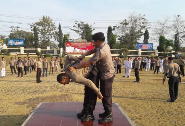 Personil Polres Lampung Utara Tingkatkan Kemampuan Beladiri Tongkat Polri