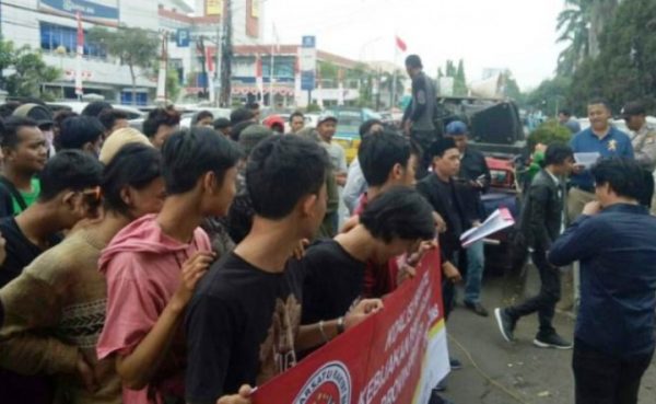 Warga Bojong Menteng Demo Kantor Bupati Tatu Chasanah Desak Tindak Penjual Tanah Negara