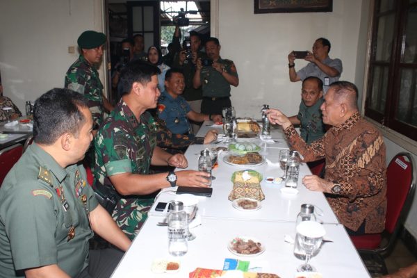 Menhan RI Sempatkan Wisata Kuliner Santap Rawon Disela Kunjungan Kerja