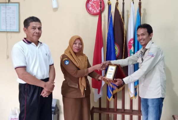 SMA PGRI 1 Kotabumi Terima Plakat Cinderamata SMSI Lampura