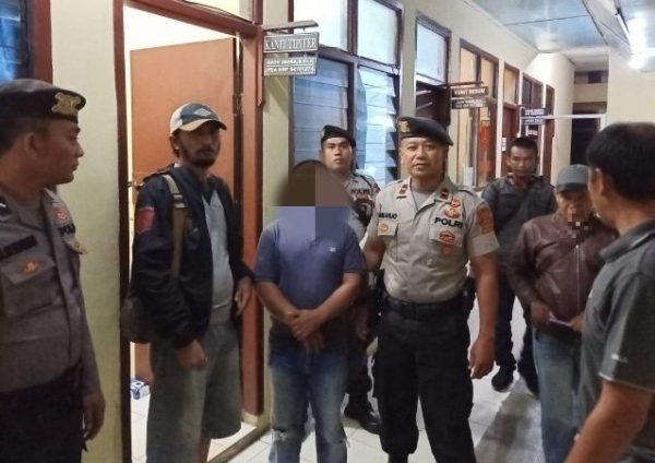 Adik Mantan Anggota Dewan “Gorok” Leher Acung di Arena Judi Sabung Ayam Menyerahkan Diri