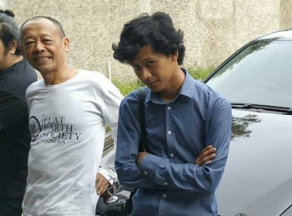 Jasad Dalam Mobil Dibakar Adalah Pupung dan Dana Tokoh Penting Komunitas Bumi datar Indonesia, Flat Earth 101
