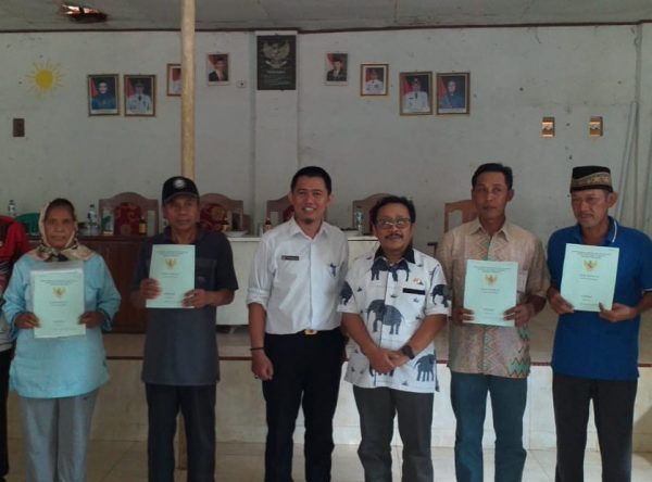 Endro Suswantoro Yahman Serahkan 127 Sertifikat Kepada Masyarakat