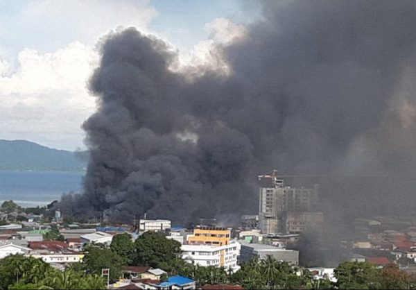 Jayapura Lumpuh Ribuan Warga Turun Kejalan, Gedung MRP Terbakar?