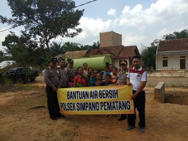 Hadapi Kemarau, Polsek Simpang Pematang Berikan Air Bersih Kepada Masyarakat