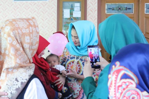 Resmikan Posyandu, Thia Yufada Ajak Pengurus Sayangi Balita dan Lansia