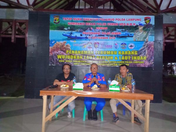 Dirpolair Kombes Usman HP Ajak Warga Pulau Sebesi Jaga Trumbu Karang dan Tidak Buang Sampah Kelaut