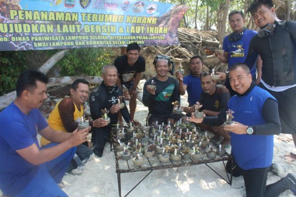 Dirpolair Bersama SMSI dan Penggiat Diving Lampung Tanam Trumbu Karang di Pulau Umang