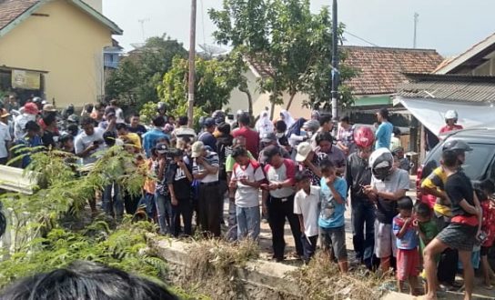 Warga Talang Padang Geger Penemuan Mayat Pria Membusuk di Parit Belakang Kecamatan